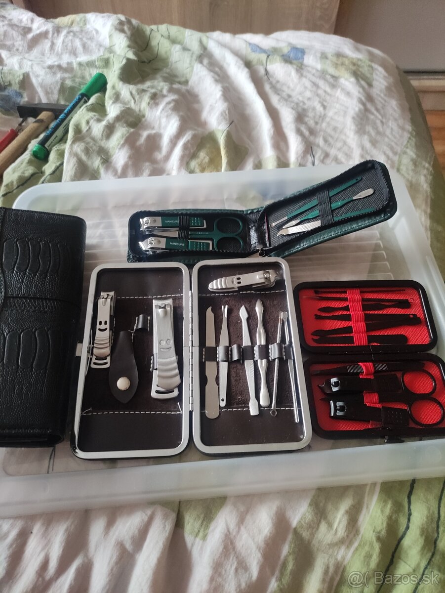 Dámská peněženka a manikúra