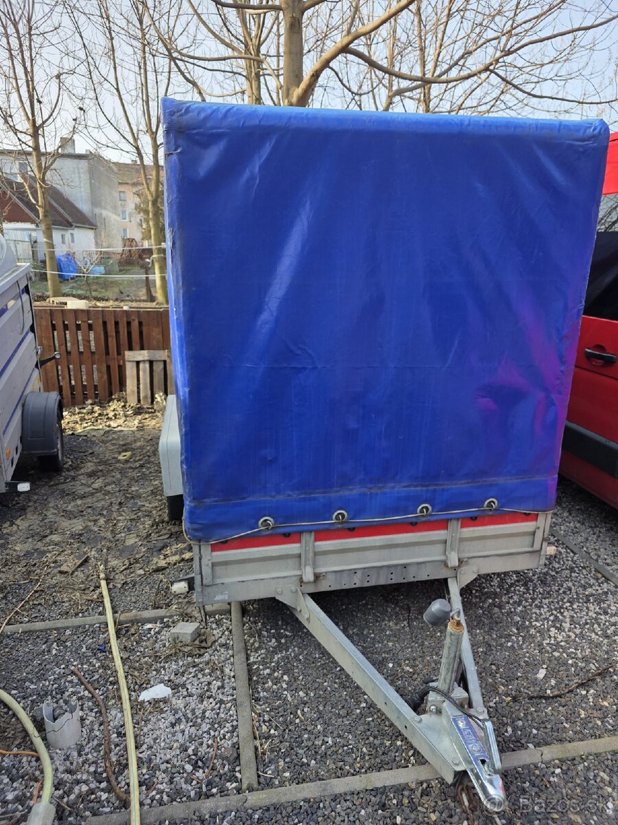 Prívesný plachtou vozík.