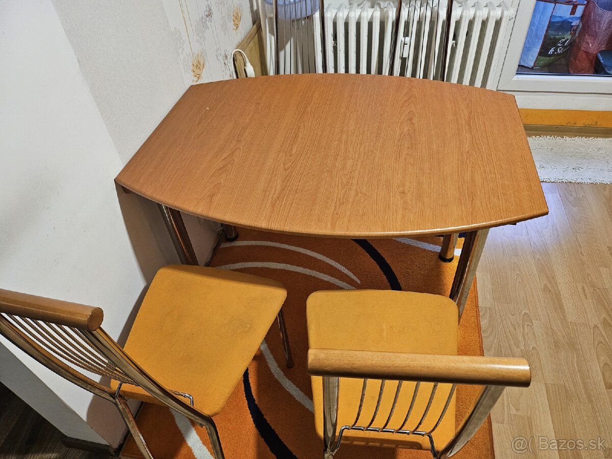 Kuchynský stôl a stoličky