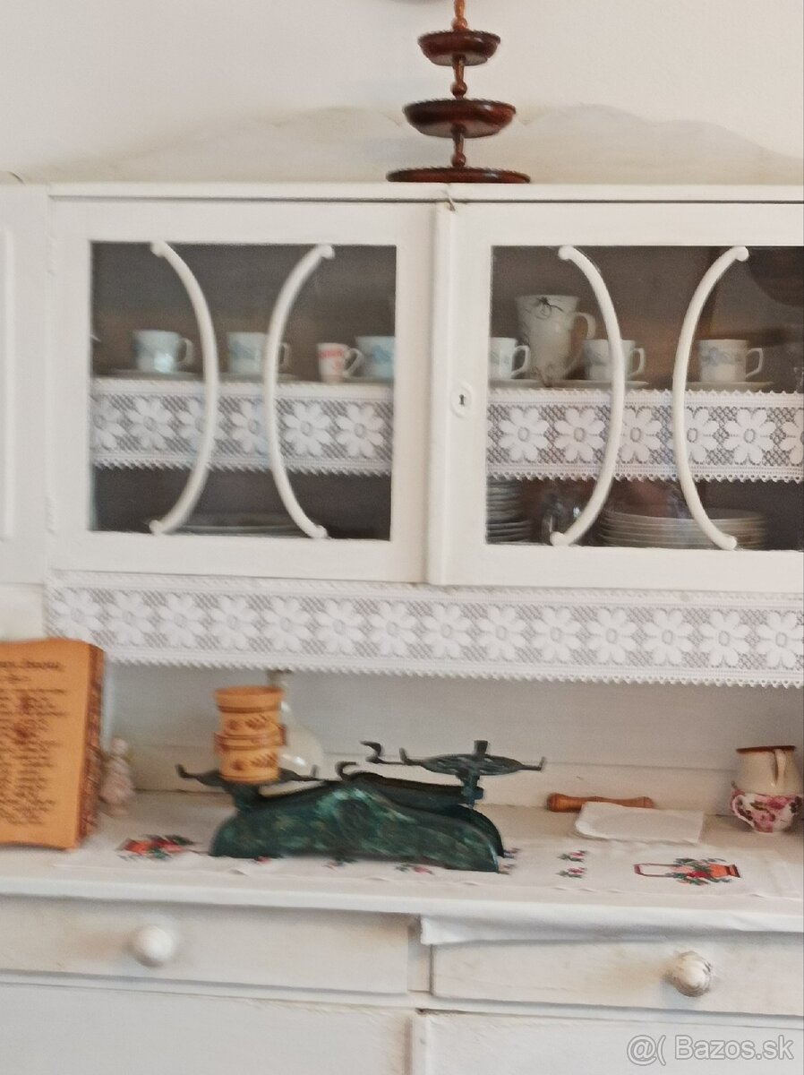 Starožitný kredenc