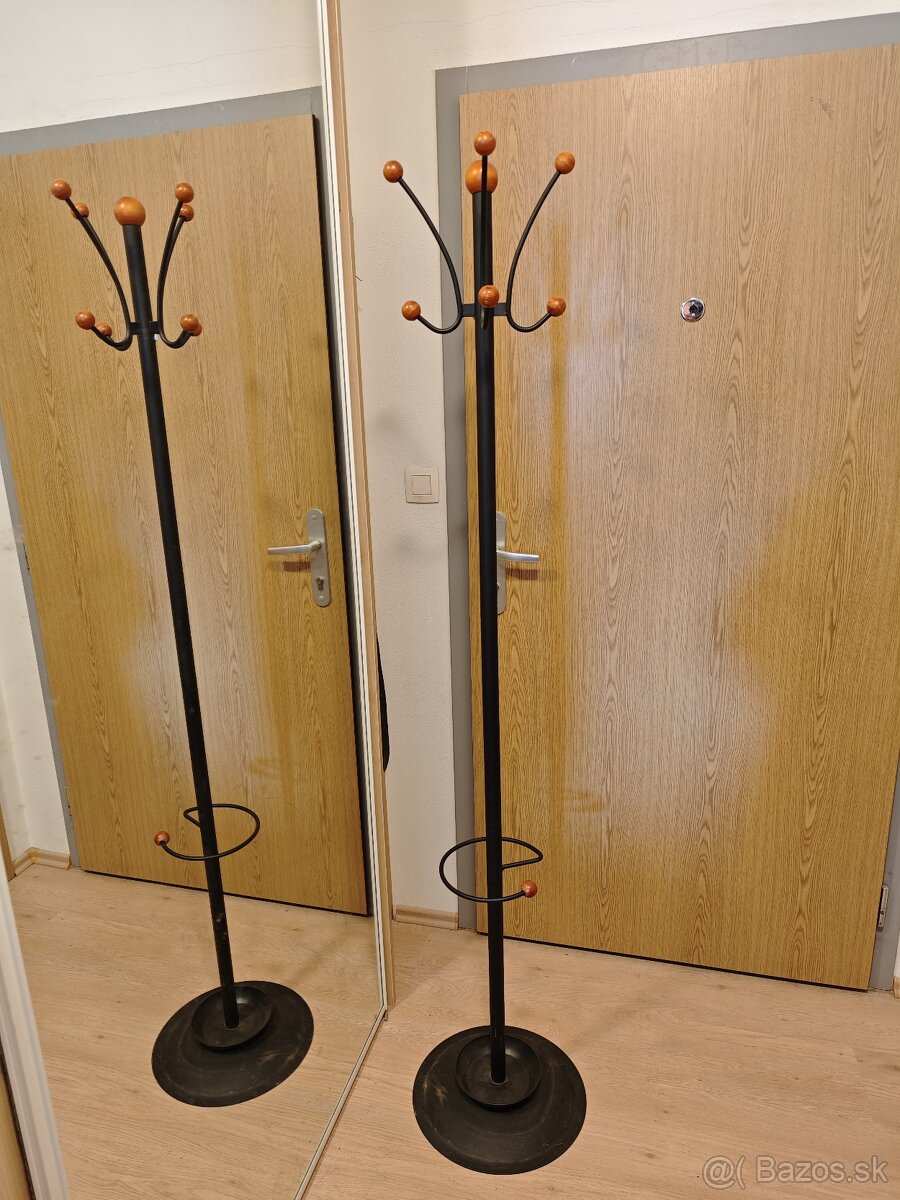 Predam pekny kovovy vesiak