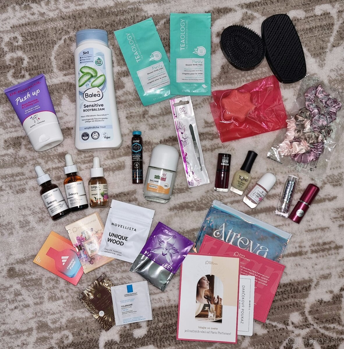 balík kozmetiky a vlasových doplnkov