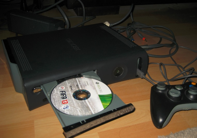 XBOX 360 + vsetky kable + 1x ovladac = 30€