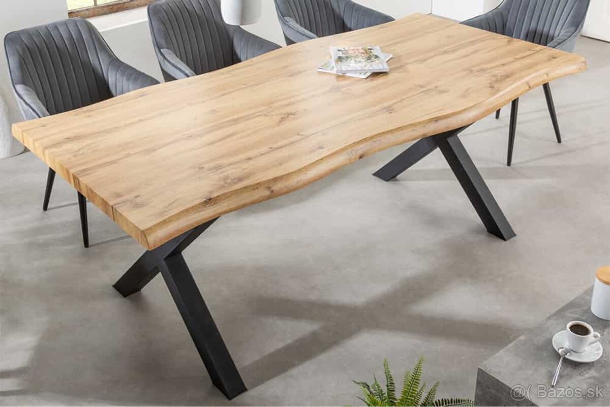 Masívny stôl