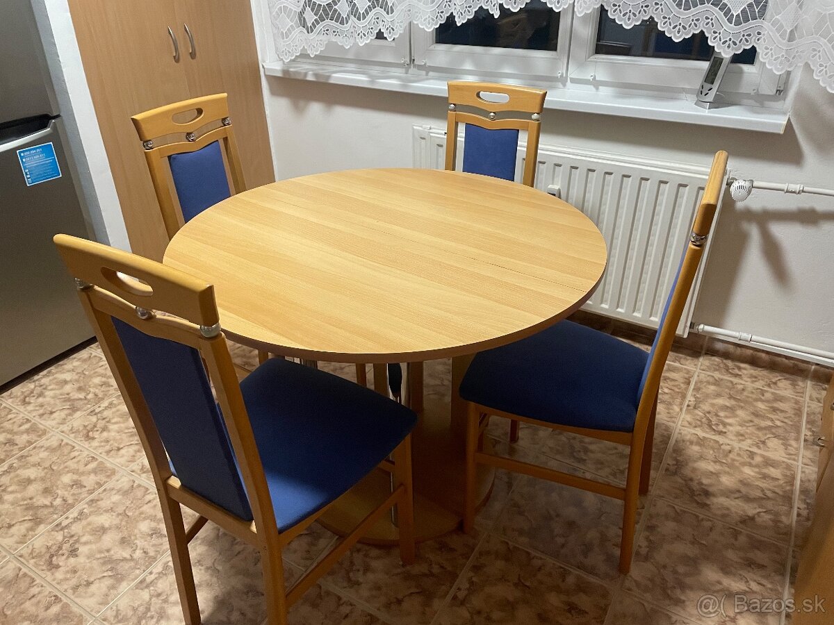 Jedálenský stôl so stolickami
