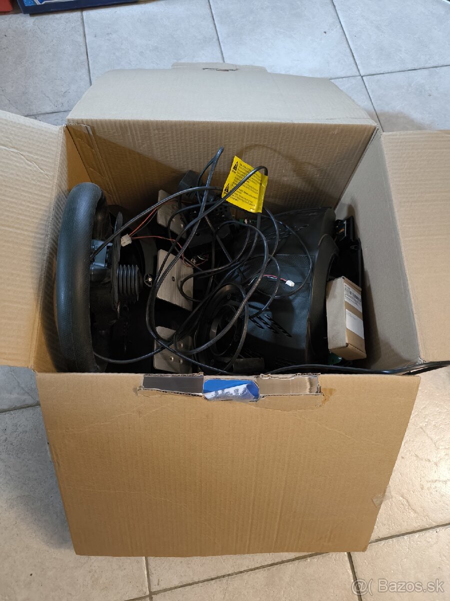 Volant Logitech T300RS rozobratý
