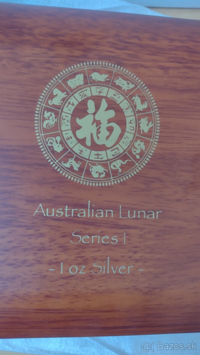 Lunarna seria drevenná krabička.