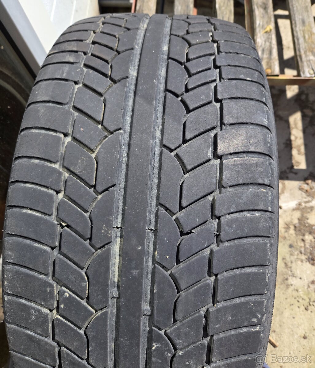 285/40 r22
