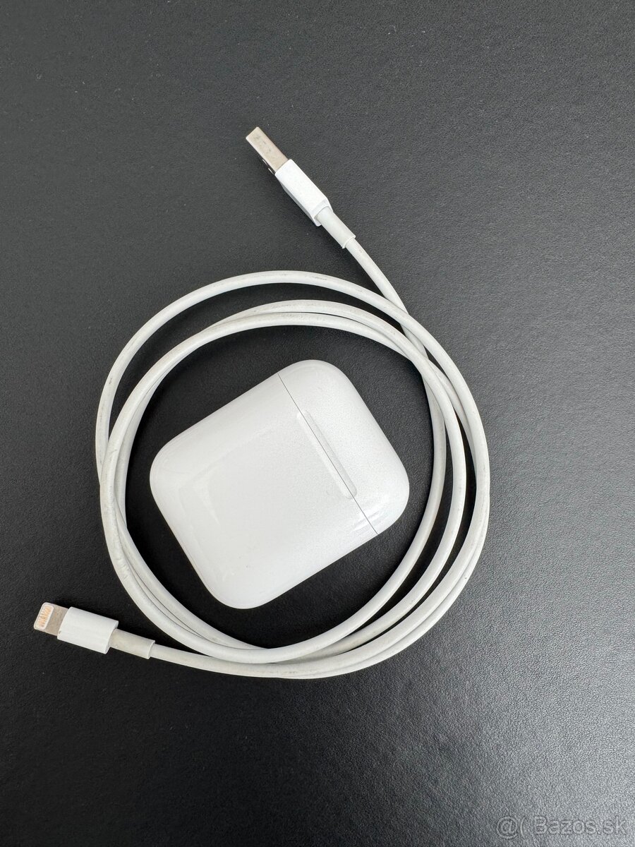 Apple AirPods s nabíjacím puzdrom + nabíjací kábel