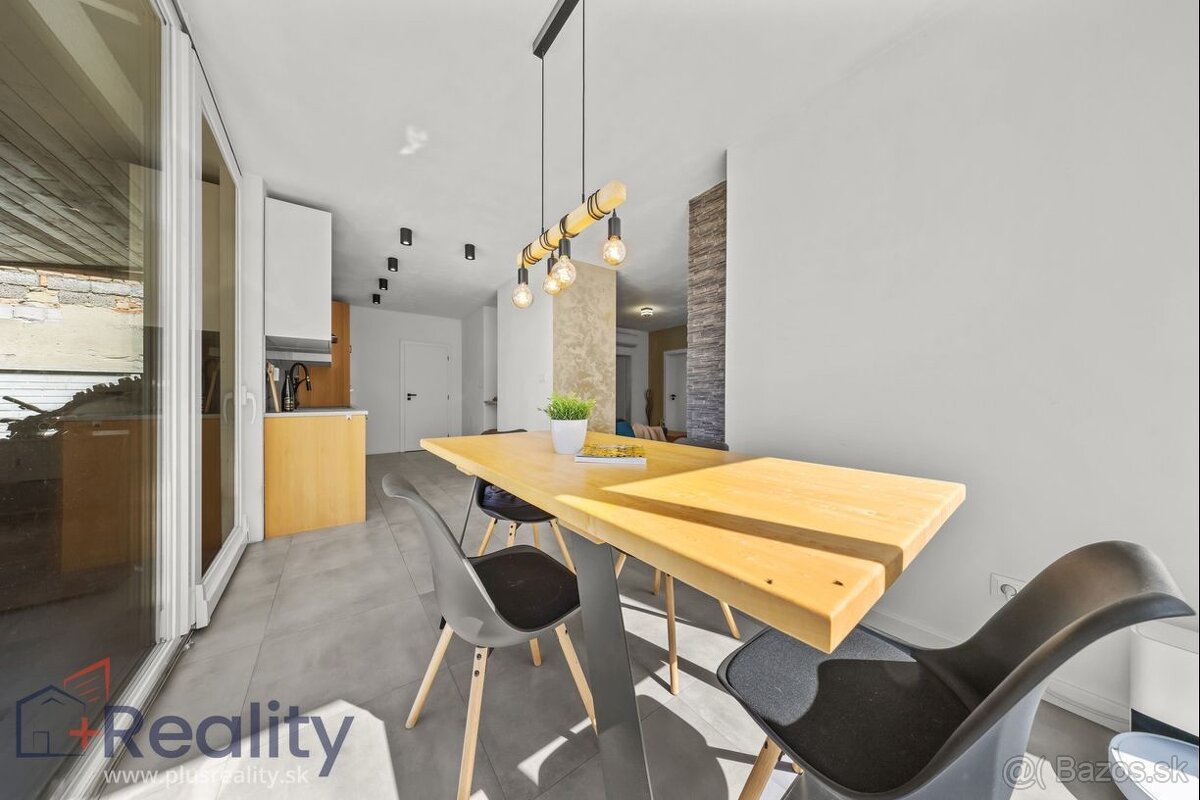 Moderný rodinný dom s veľkým pozemkom, terasou a zariadením