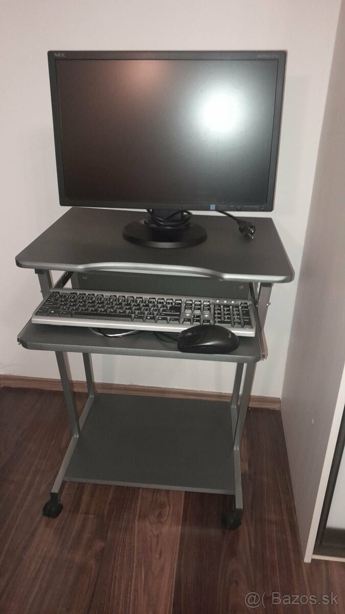 Monitor, myš, klávesnica