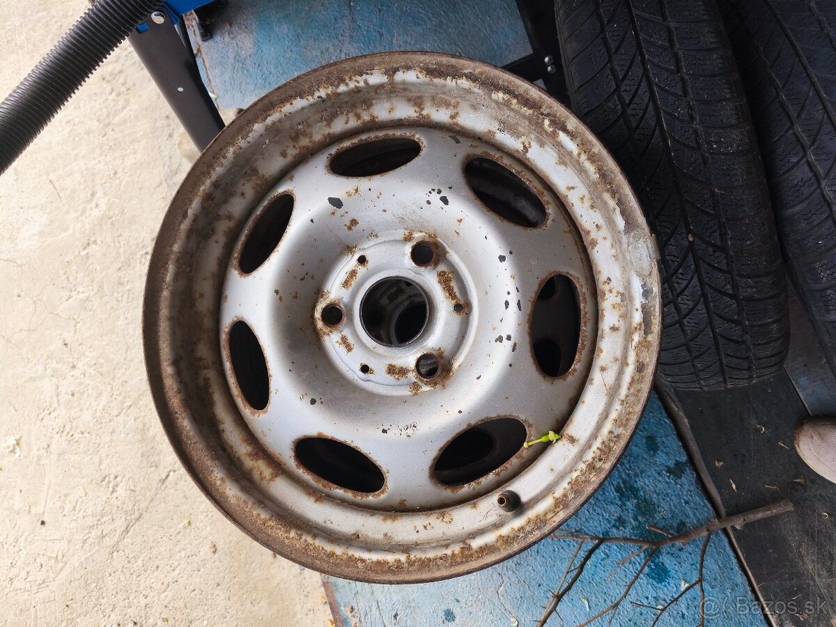 Predám 4 disky a 2 pneu na Smart