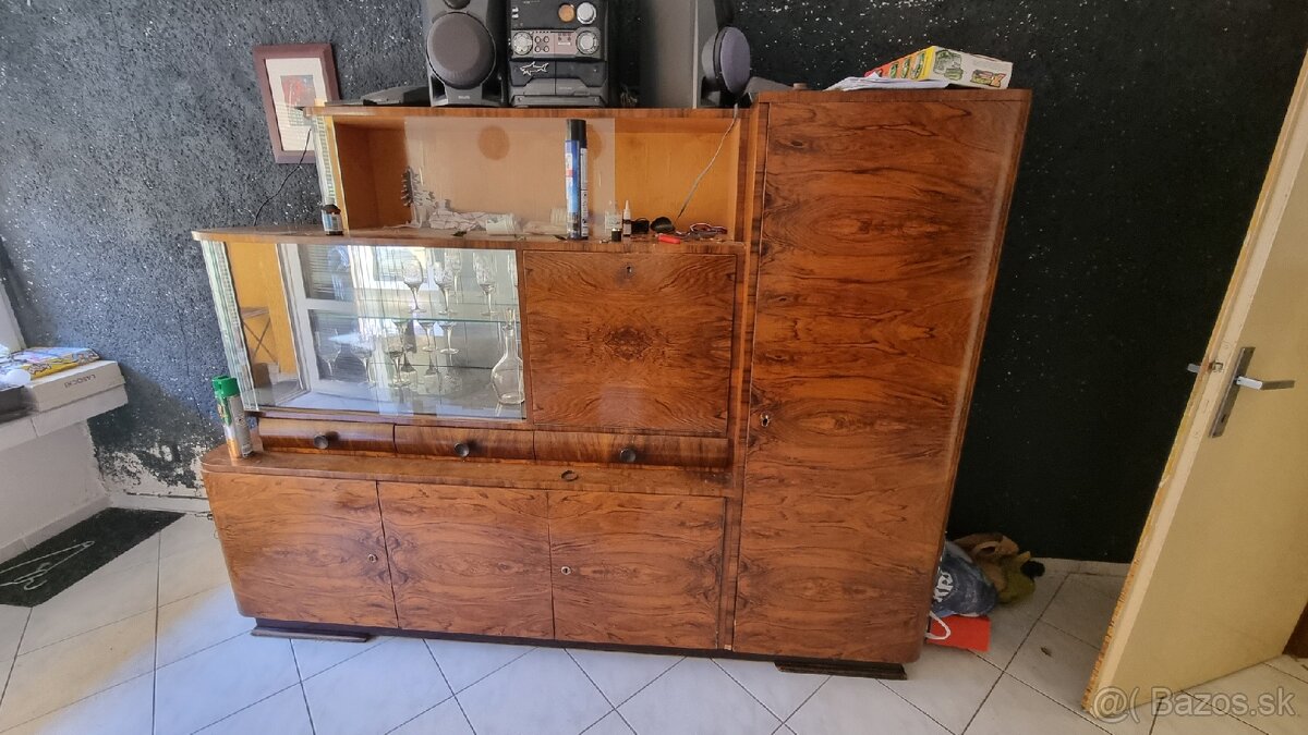 Obývačková skriňa s vitrínou zadarmo