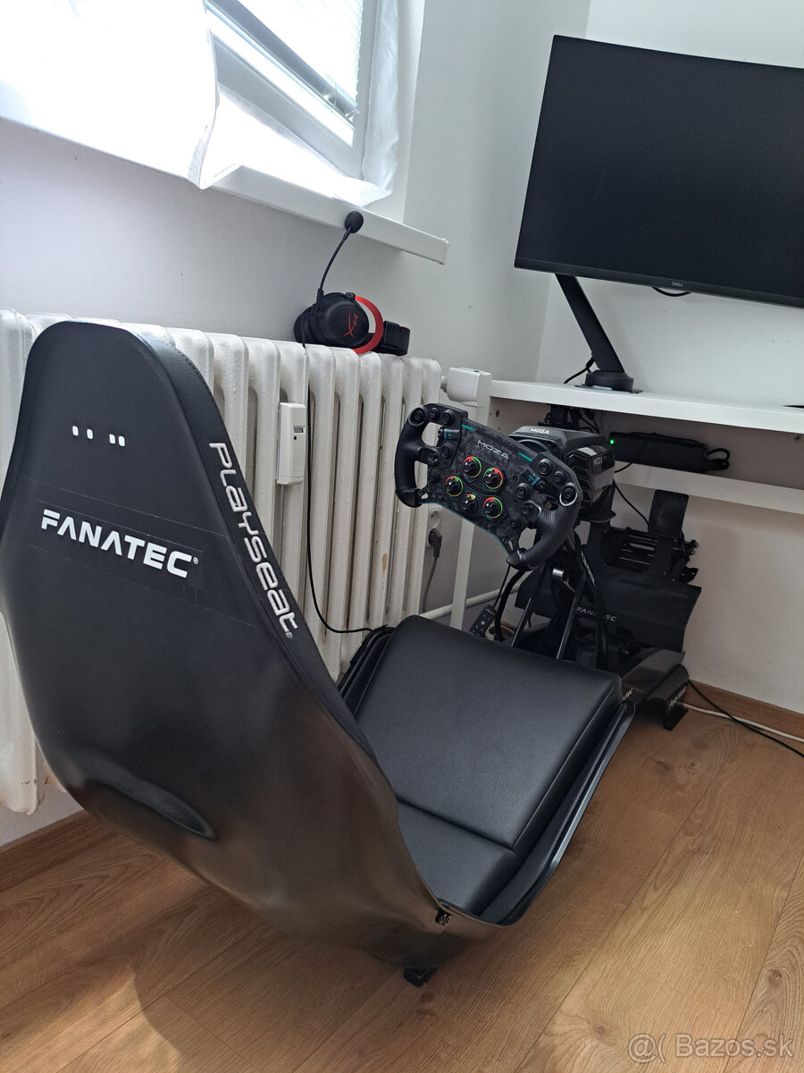 Playseat F1 sedačka s Moza R16 a volantom Moza GS V2P