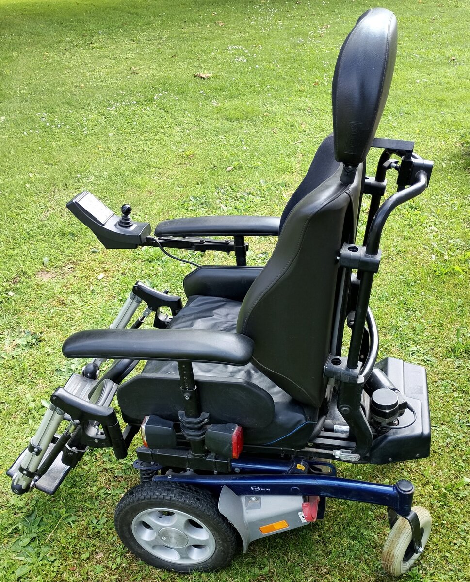 Elektricky invalidný vozík.