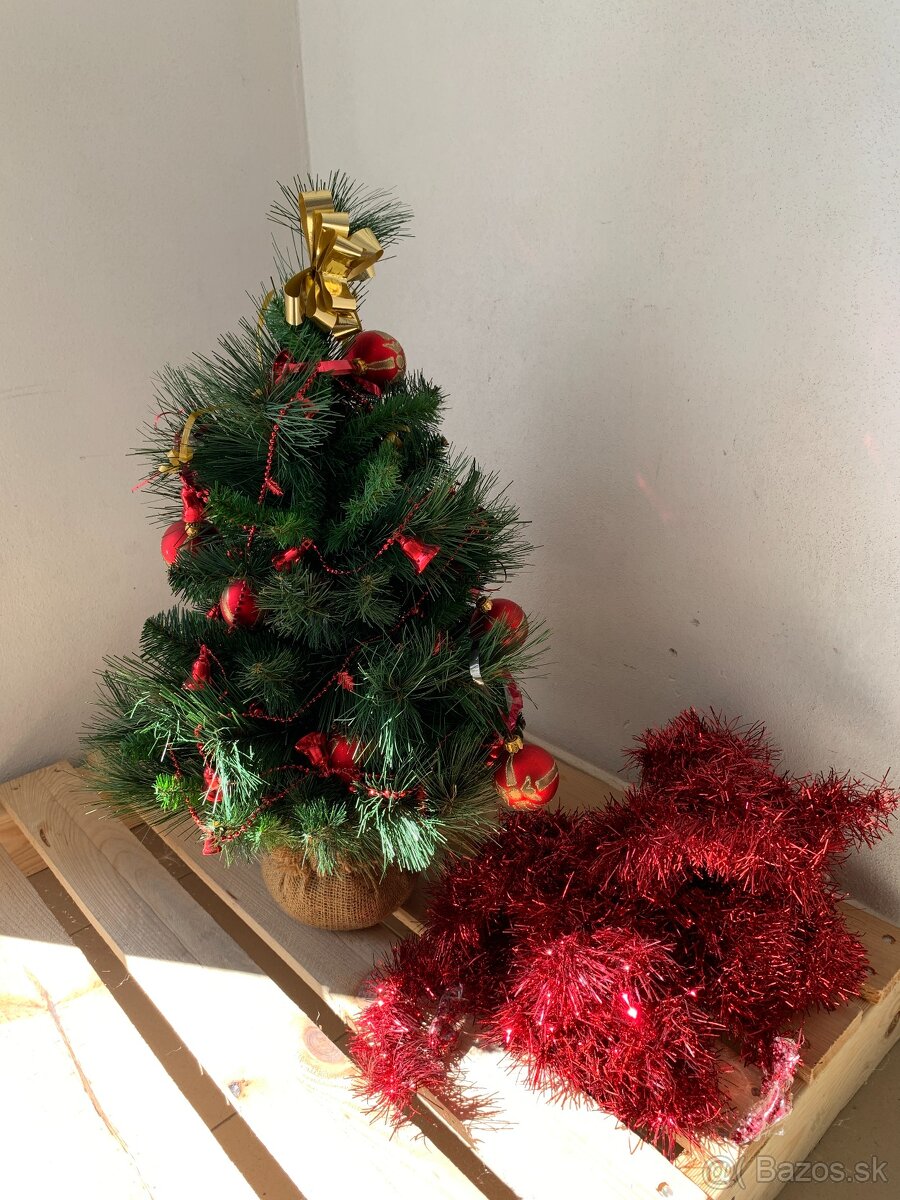 Predám umelý vianočný stromček aj s ozdobami, 65 cm