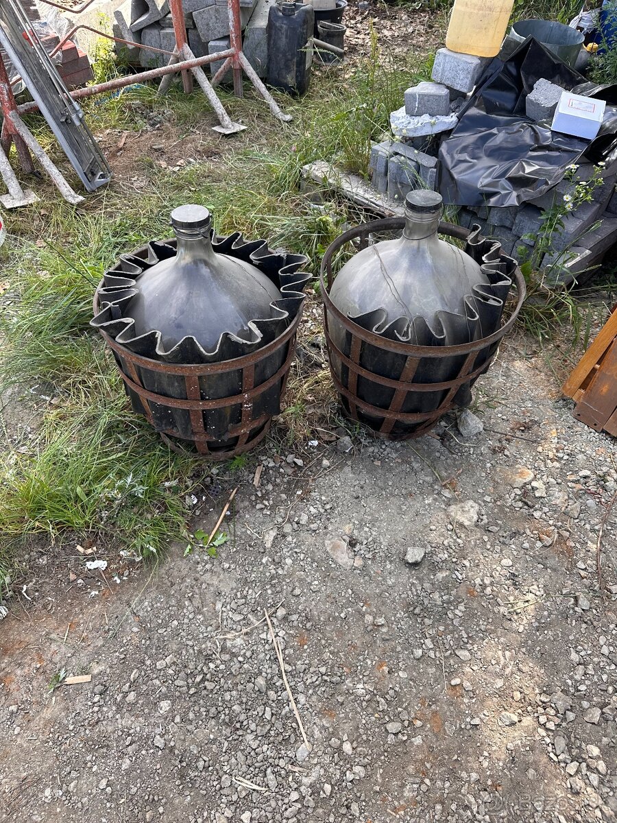 Sklenené 50l demižóny v kovovom koši na víno