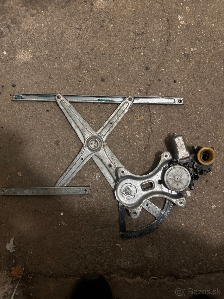 Mechanizmus stahovania okna