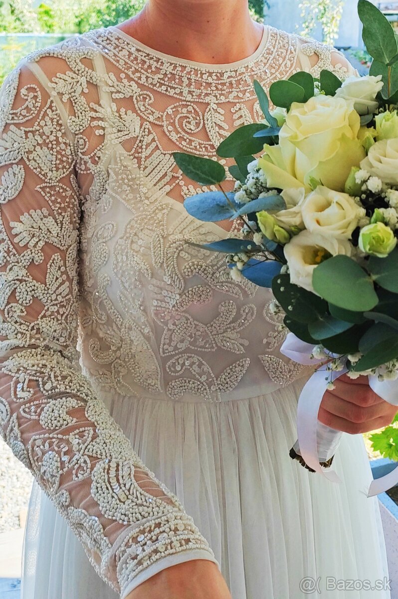 Svadobné šaty vyšívané korálkami