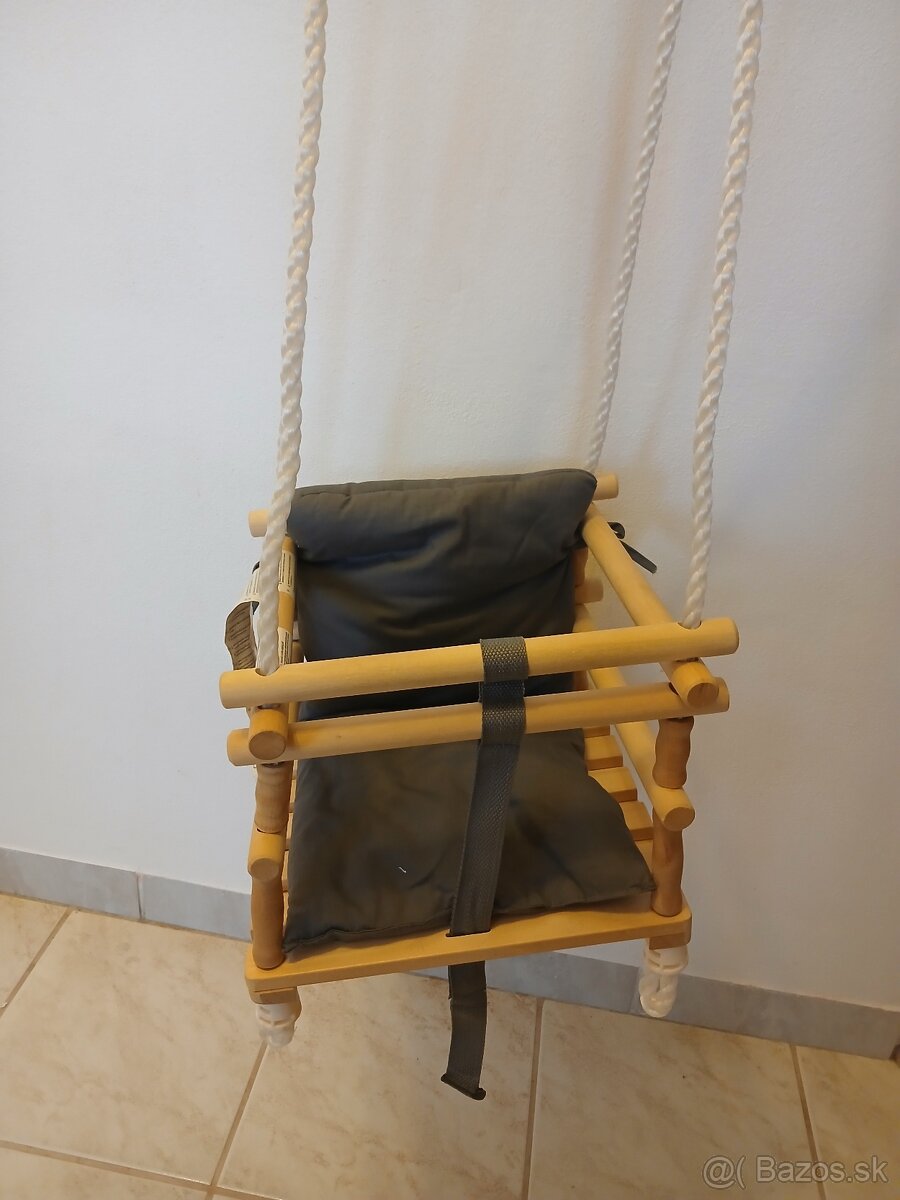 Detská drevená hojdačka