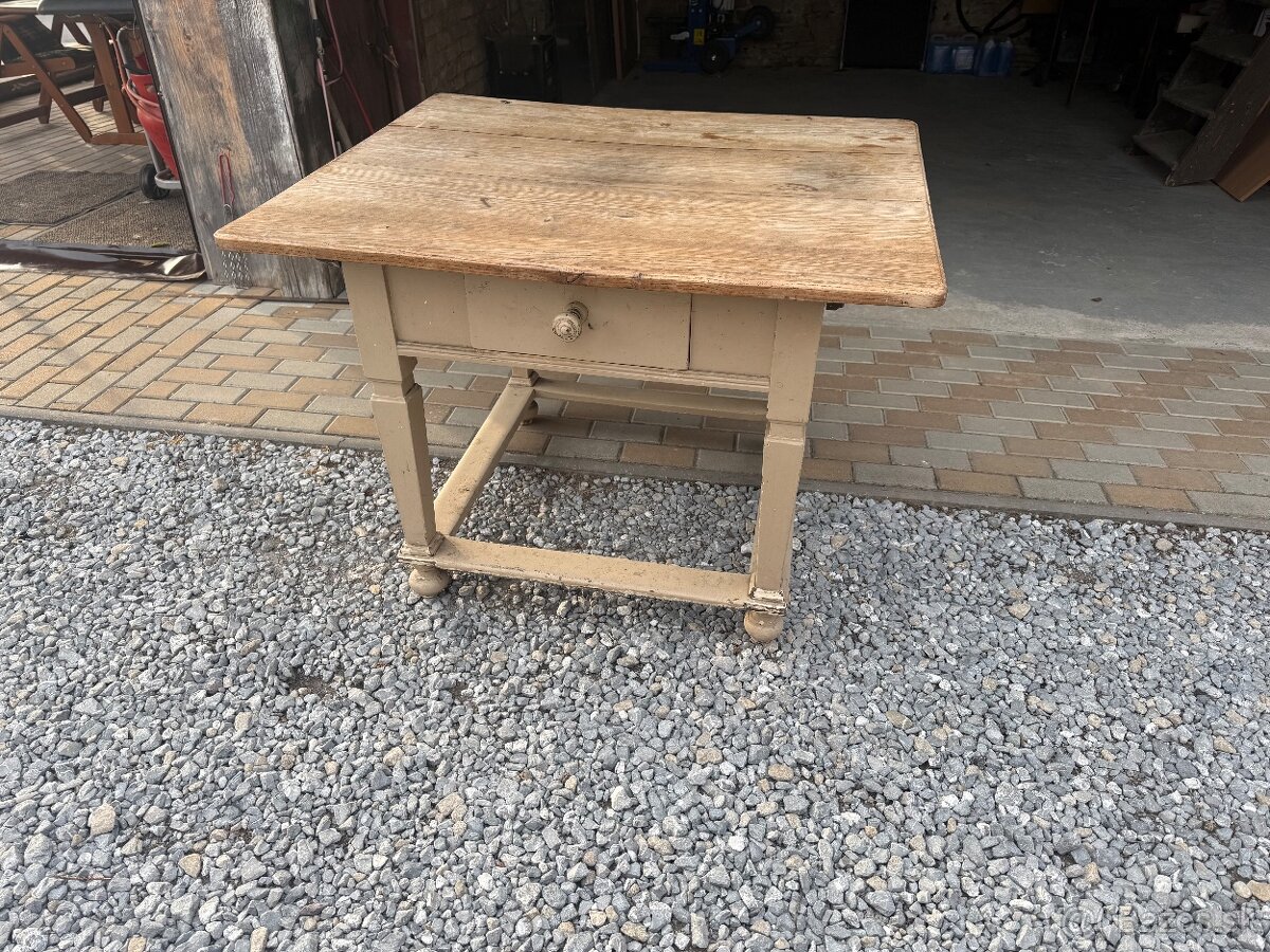 Starožitnosti stôl.