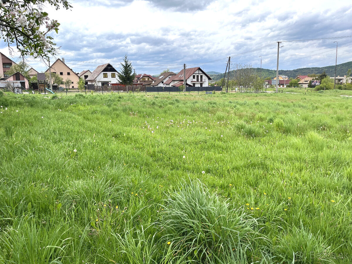 Slnečný a priestranný stavebný pozemok v centre obce Kriváň,
