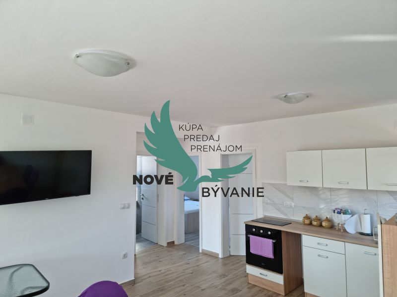 Na predaj priestranný apartmán na ostrove Vir-Bobovik, Chor