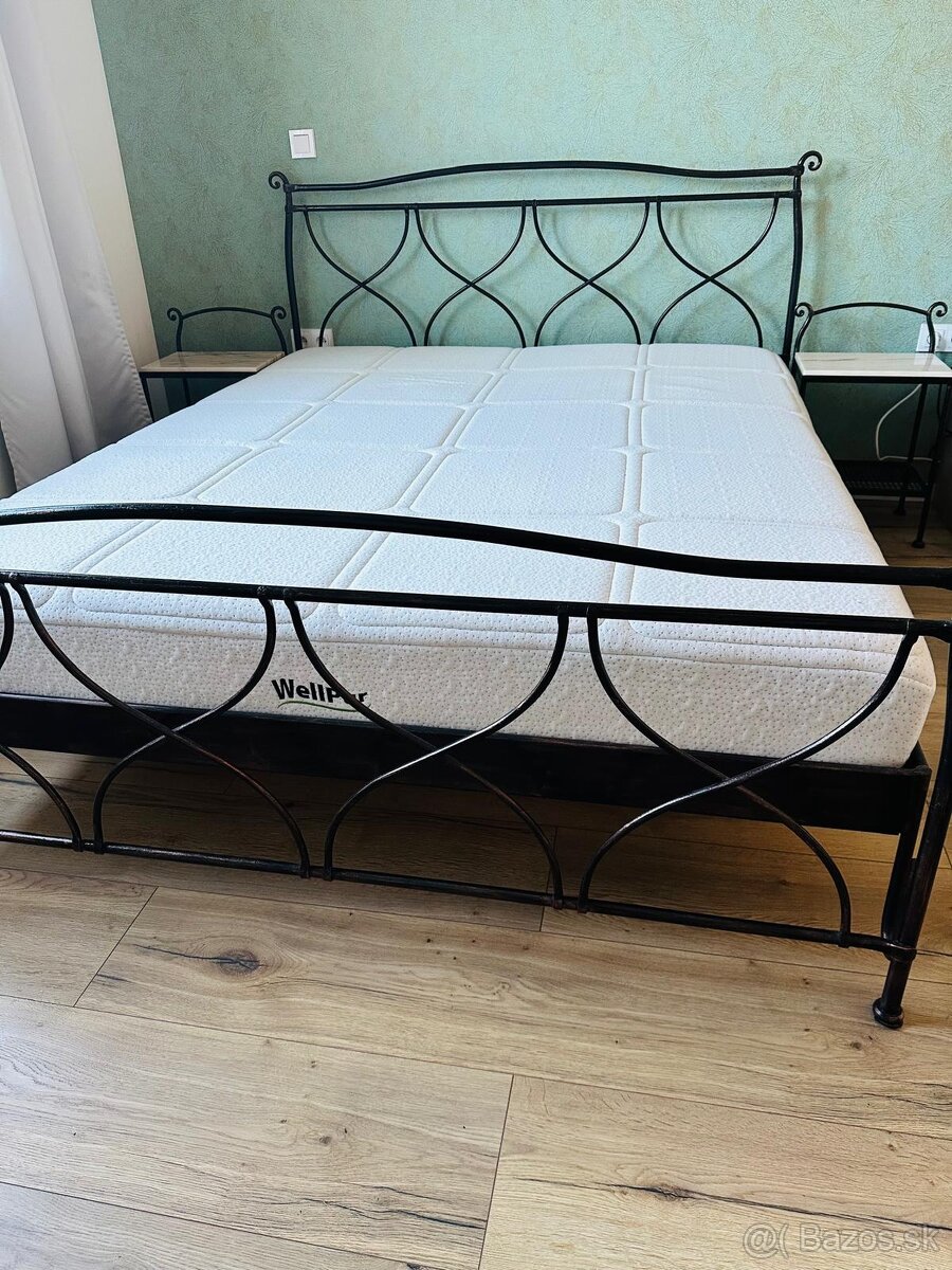 Ručné kovaná postel s mramorom