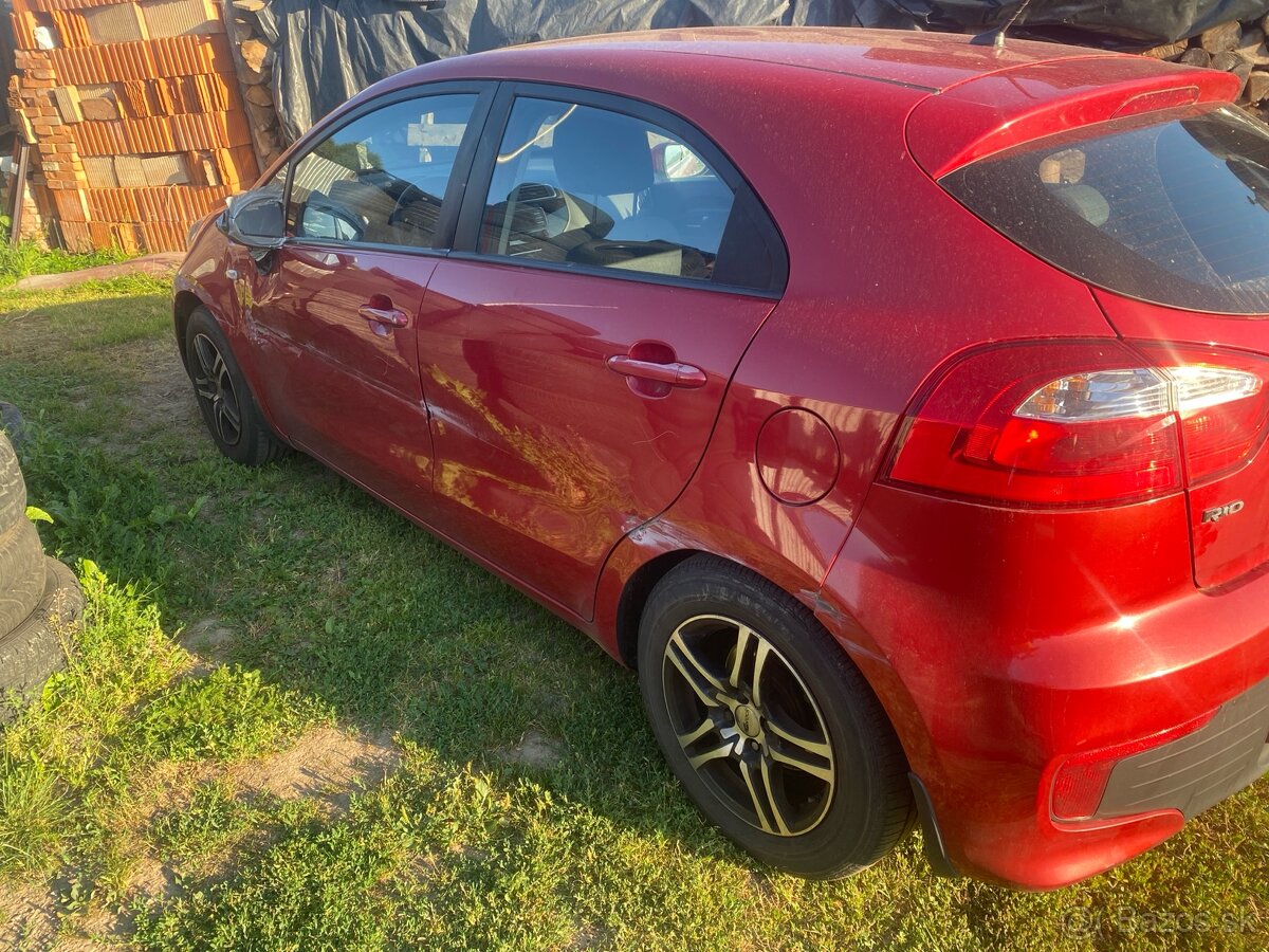 KUPIM na Kia Rio 2016 lave predne a zadne dvere .