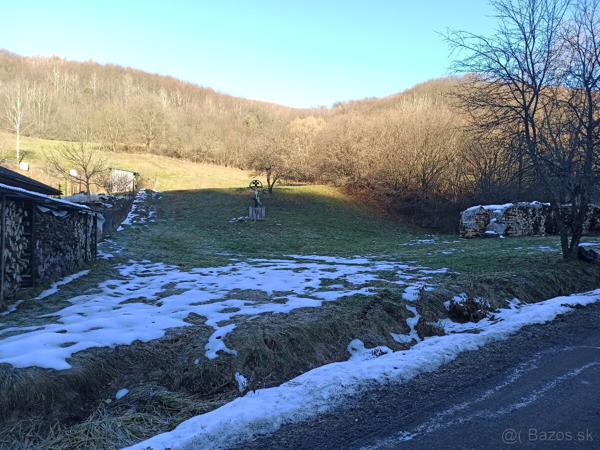 Pozemok na polosamote pod lesom