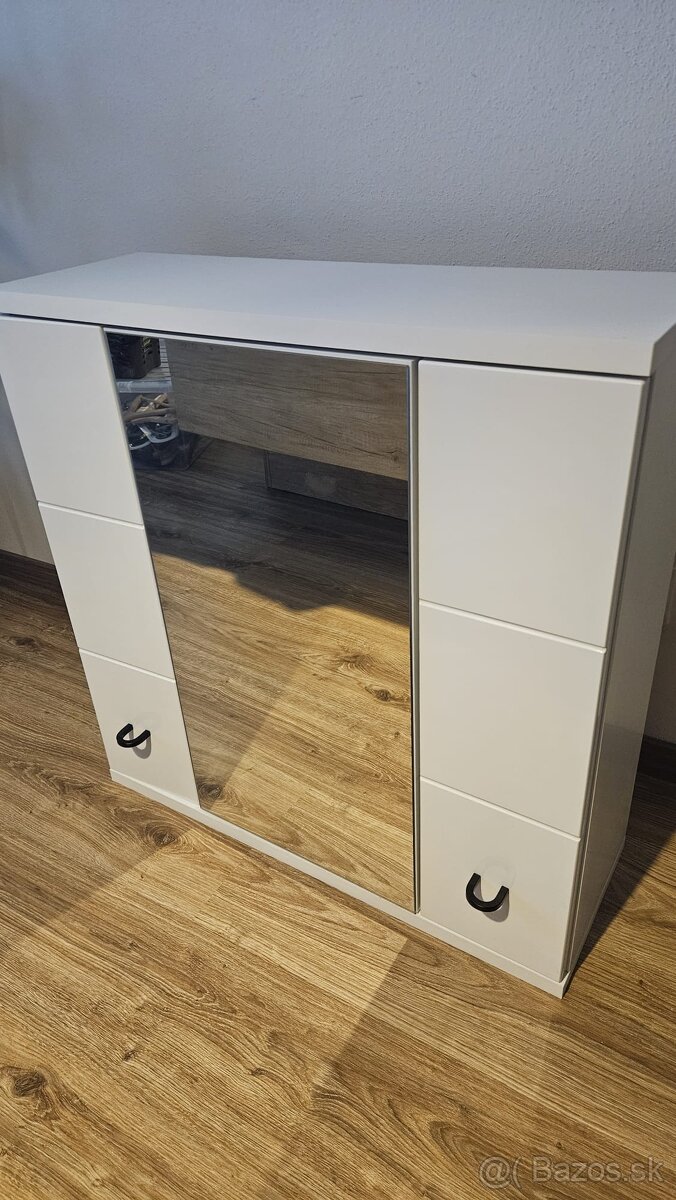 Zavesna kupelnova skrinka na stenu so zrkadlom