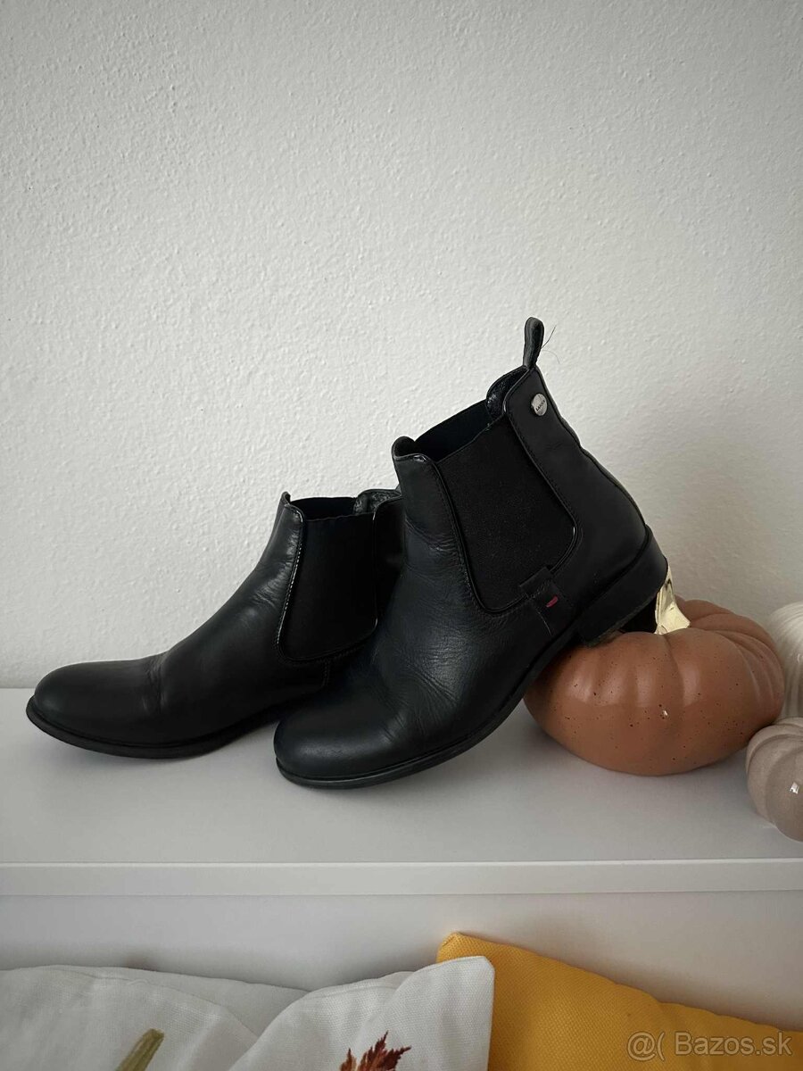 Kožene kotnikove čižmy vel 36