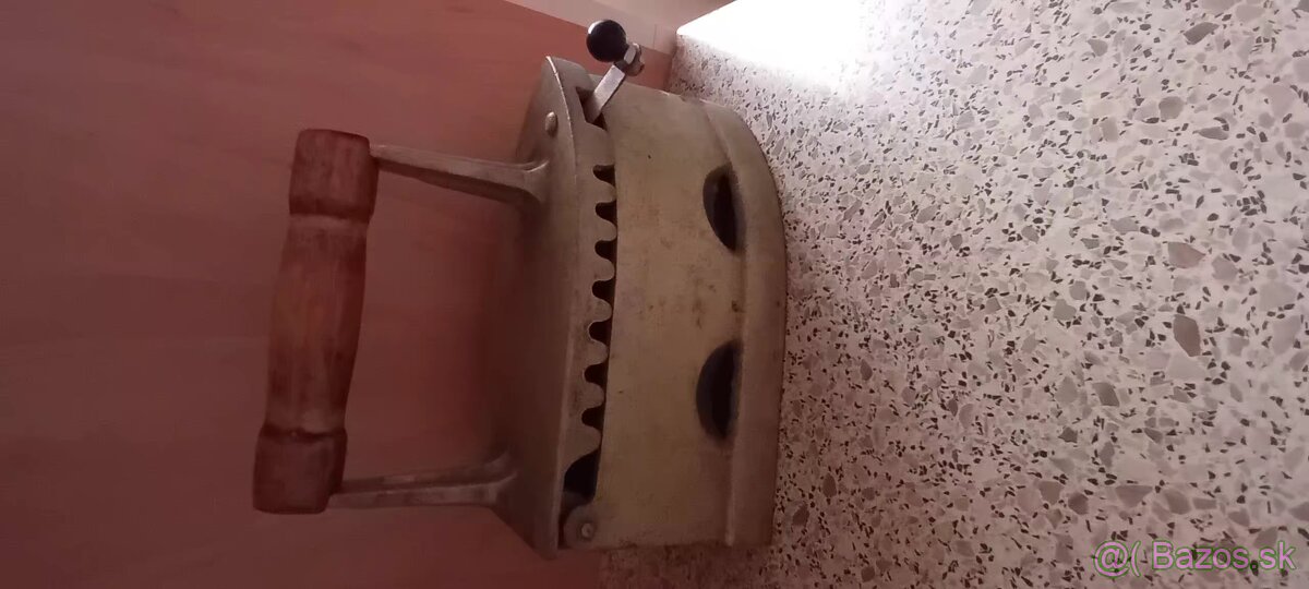 Starožitná žehlička