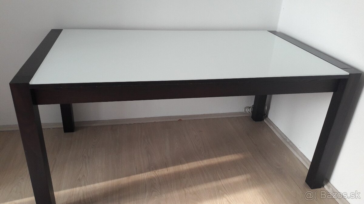 drevený stol so sklom