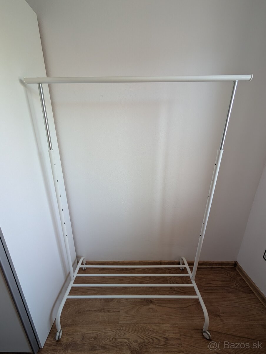 Darujem vešiak/stojan na šaty