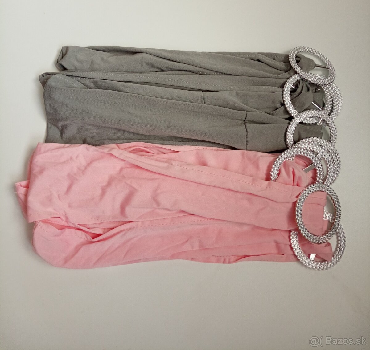 sivé mašle s brošňou