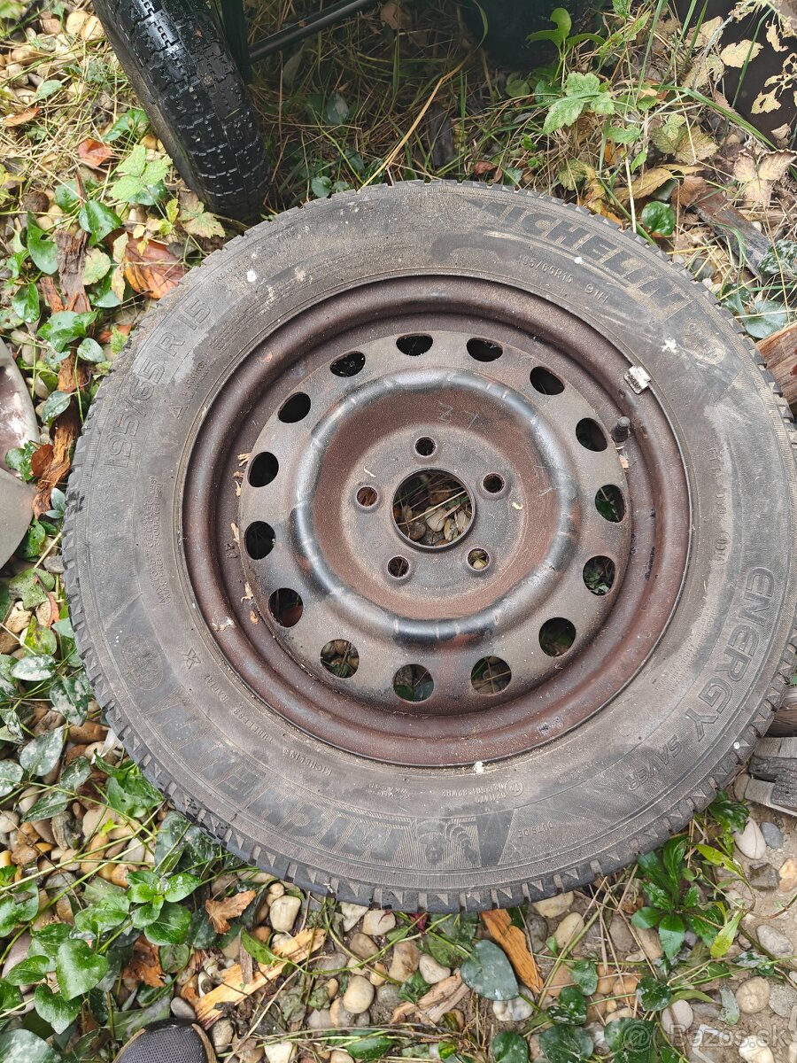 Predám disky a gumy 195/65/R15 letne aj so stojanom