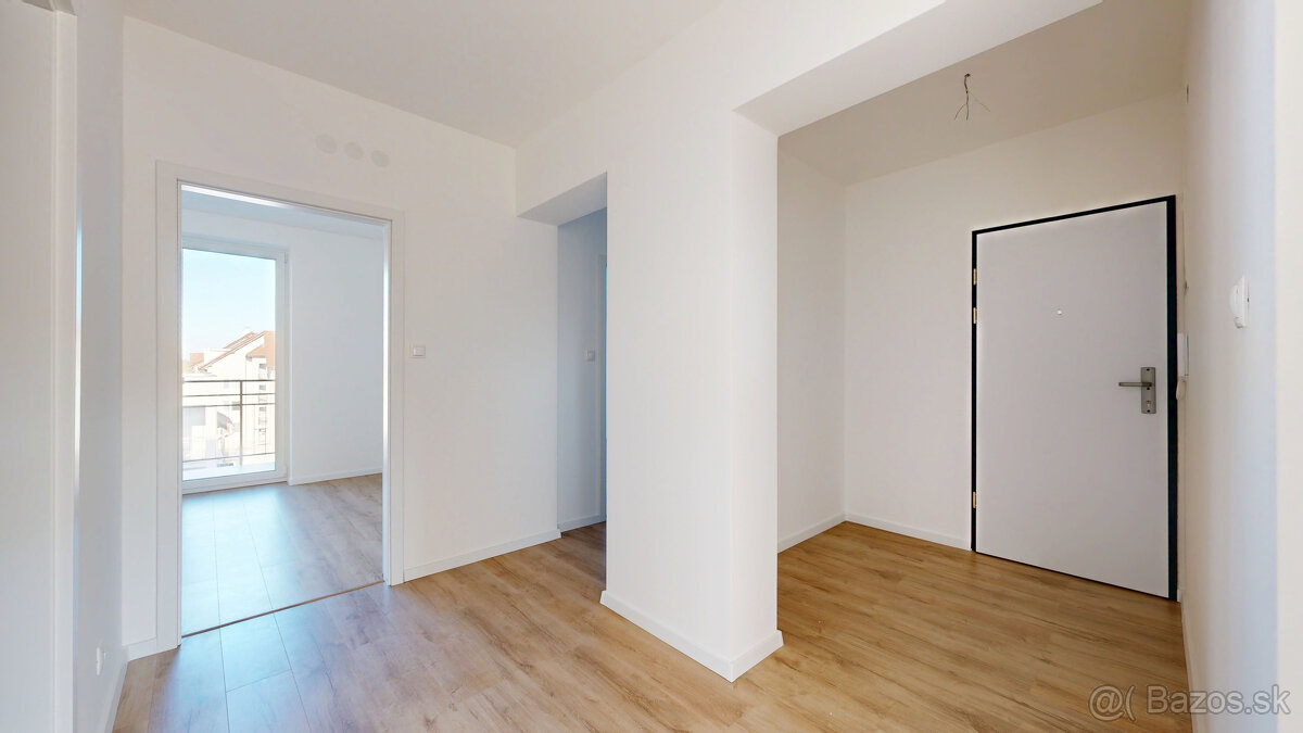 POLIANKY / Priestranný 3-izbový byt s loggiou a kuchynskou l