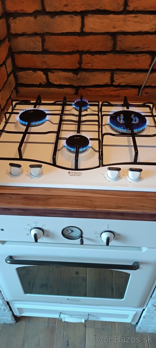 Vstavaná elektrická rúra a plynová platňa