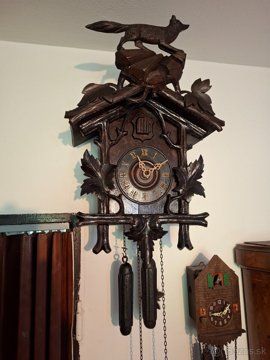 Predám funkčné starožitné kukučkové hodiny s líškou drevorez