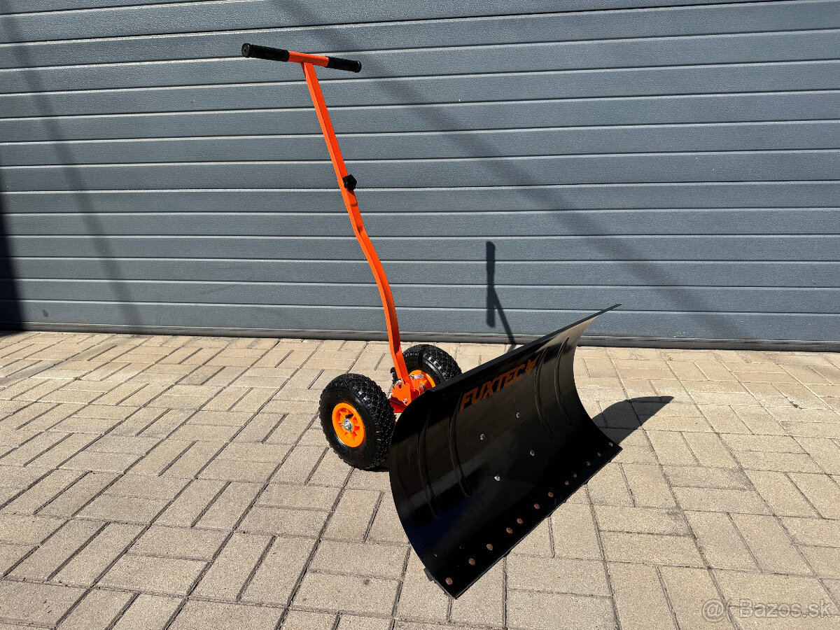 Pluhová lopata na sneh na kolesách značky FUXTEC