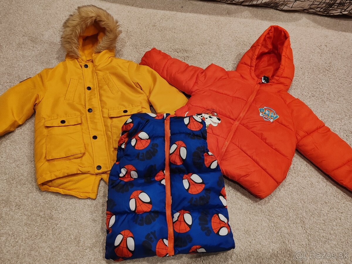 Chlapčenské kabáty a cesta