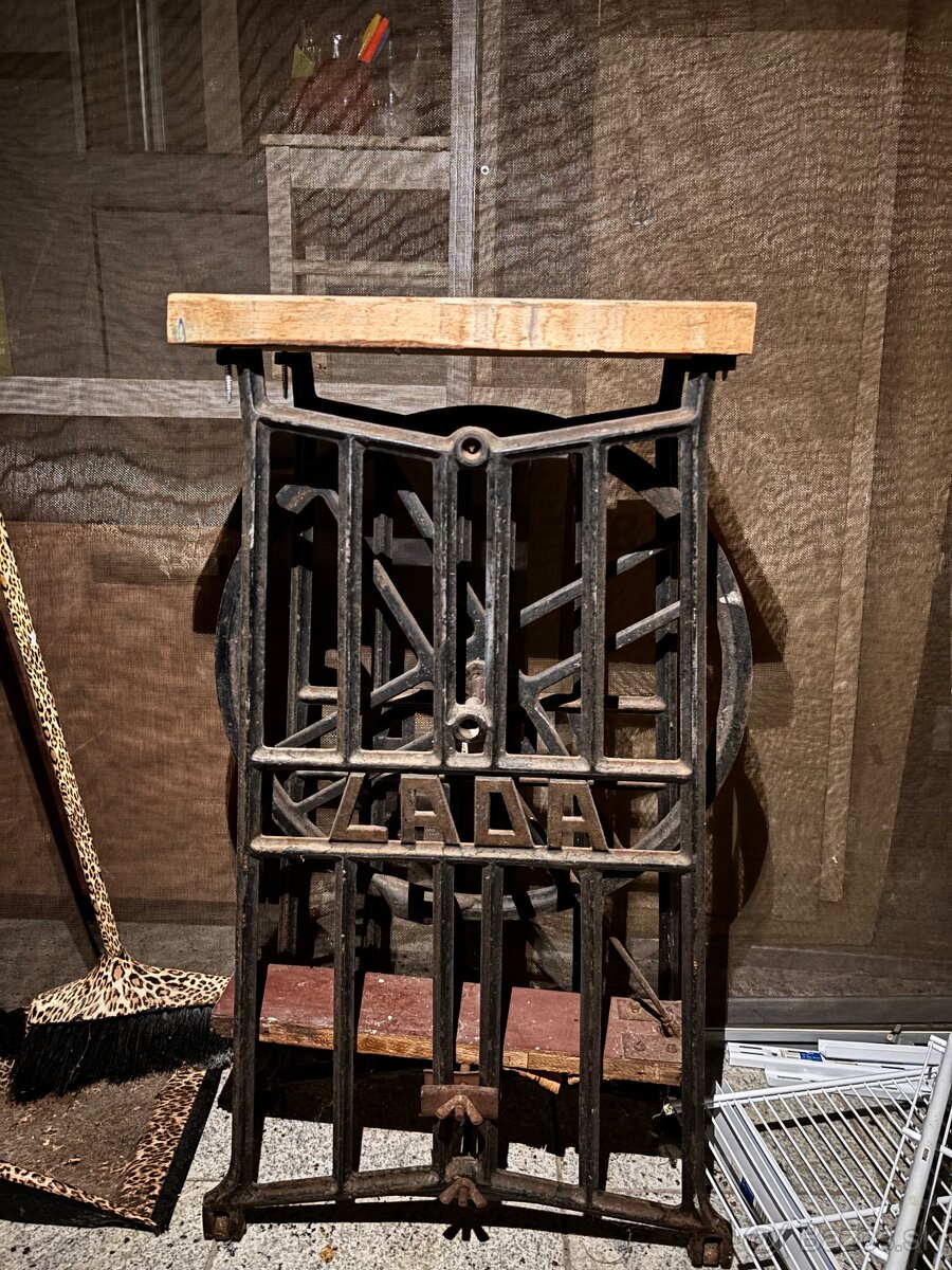 Liatinovy podstavec zo starého šijacieho stroja LAD