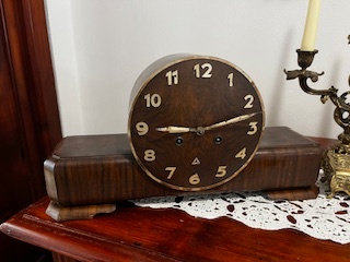 krásne krbové drevené hodiny