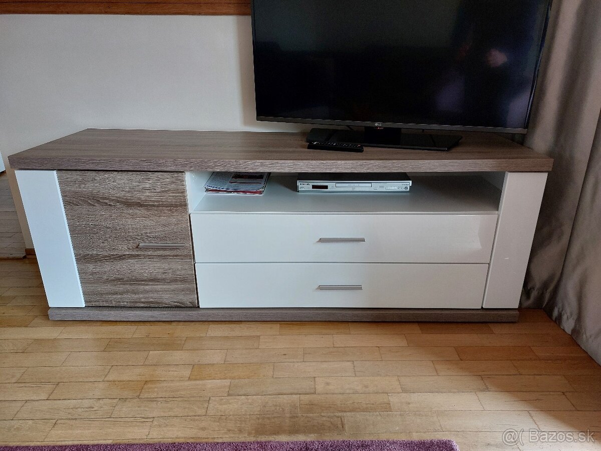 Stolík pod TV