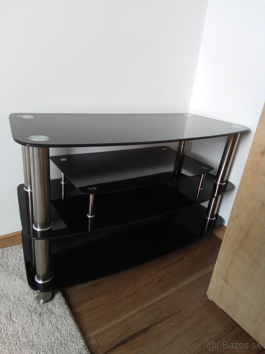 Stolík pod televízor