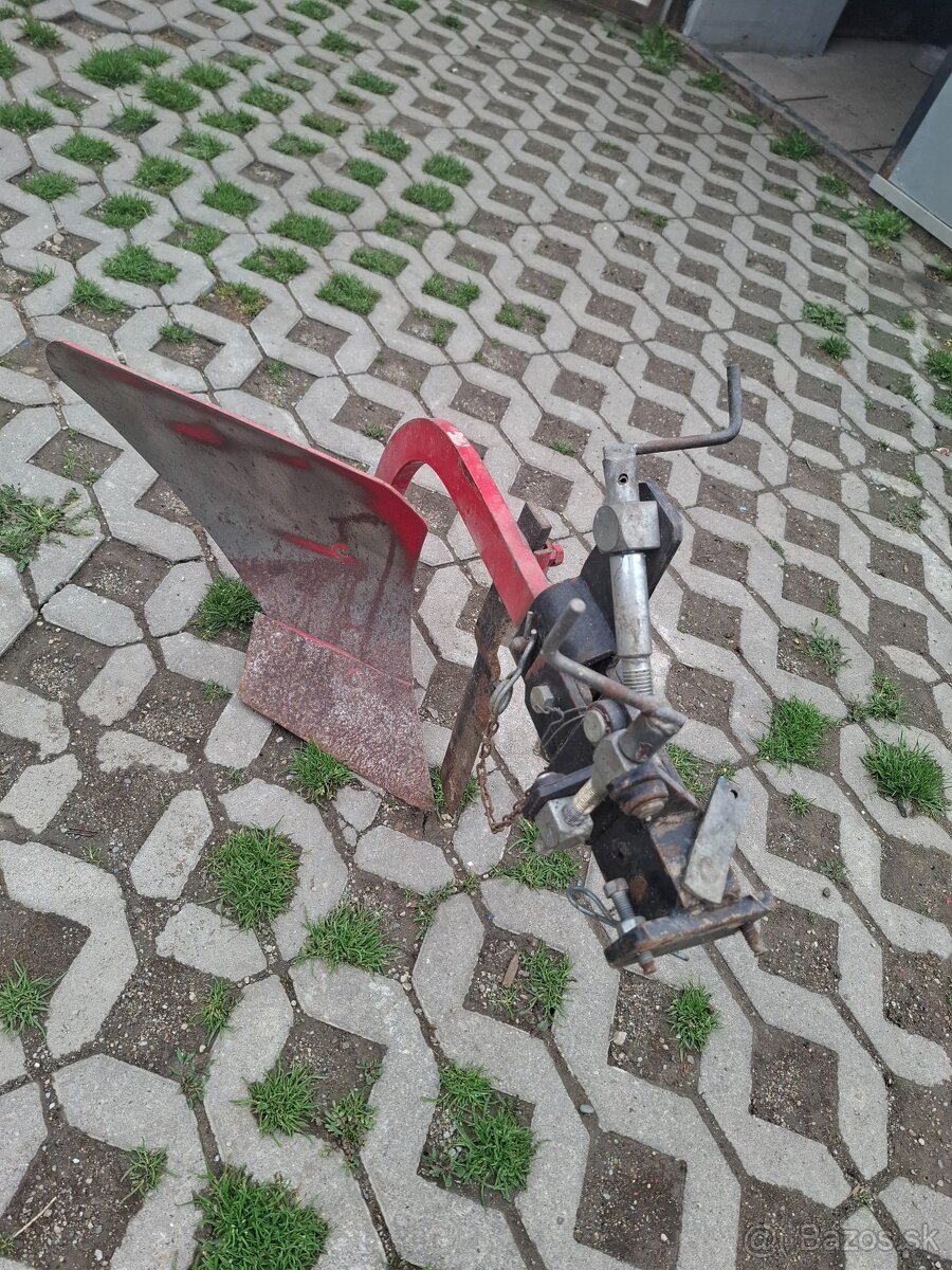 Orebny pluh s nastavovacim telesom agzat