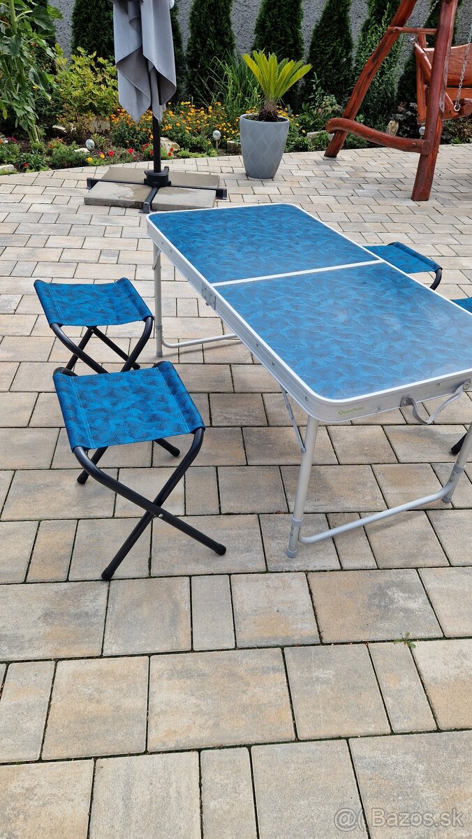 Skladací kempingový stôl Quechua + 4 stoličky – pre 4 osoby