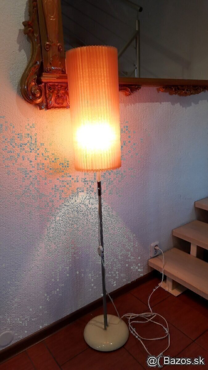 Retro stojaca lampa