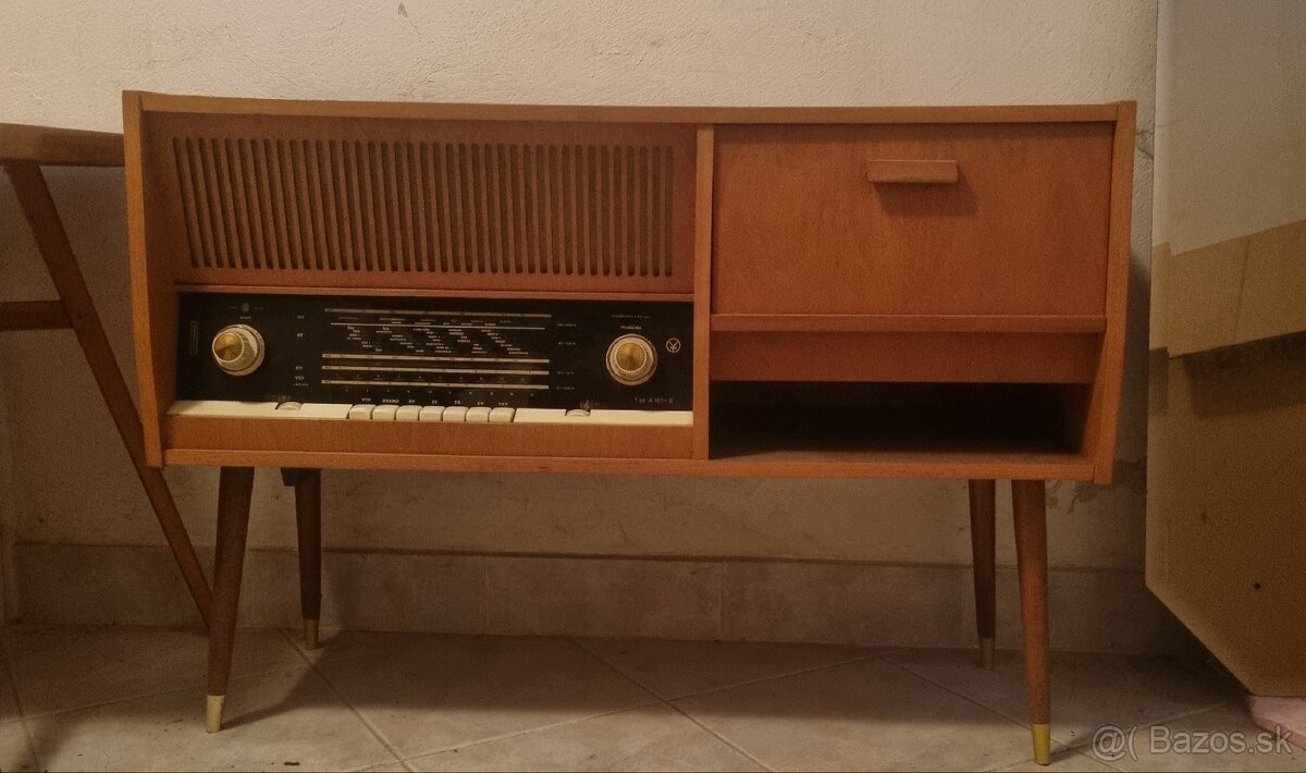 Retro radio s gramofonom